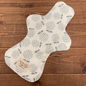 画像1: 夜用布ナプキン30cm 多い日も安心の防水仕様 北欧まんまるアジサイ（くすみブルー） 【ハンドメイド】 (1)