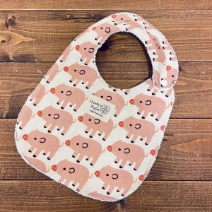 画像1: よだれの多い赤ちゃん必見！ 【超吸収！魔法のスタイ】 ごきげんブタちゃん【ハンドメイド】マイクロファイバー×コットン生地のよだれかけ 【スタイ５枚以上まとめ買いで送料無料！】アニマル,ぶた (1)