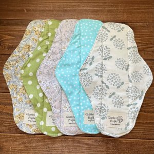 画像3: 布ナプキンお楽しみ3枚セット｜レギュラーMサイズ（防水・昼/多い日用）柄は店長おまかせ♪繰り返し使えてお肌に優しいハンドメイド【クリックポスト送料無料】 (3)