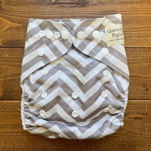 画像1: 早い者勝ち¥0プレゼント 【お買い上げ15,000円以上特典】 訳ありワンサイズおむつ 「ジグザグ（スナップ）」 (1)