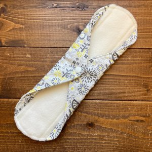 画像3: 【5枚以上まとめ買いで送料無料】 手作り布ナプキン「北欧ハッピーフラワー」 ｜防水・昼・多い日用【レギュラーMサイズ】 繰り返し使えてお肌に優しいハンドメイド (3)