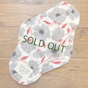 画像1: 【5枚以上まとめ買いで送料無料】 手作り布ナプキン「北欧-凛花」 ｜防水・昼・多い日用【レギュラーMサイズ】 繰り返し使えてお肌に優しいハンドメイド (1)