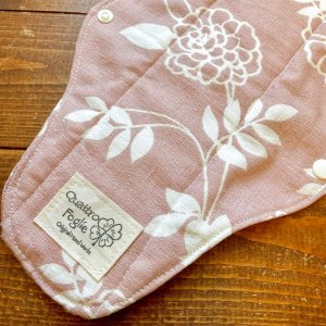 画像2: 【5枚以上まとめ買いで送料無料】 手作り布ナプキン「北欧ぬくもりフラワー」 ｜防水・昼・多い日用【レギュラーMサイズ】 繰り返し使えてお肌に優しいハンドメイド (2)