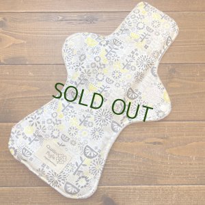 画像1: 夜用布ナプキン30cm 多い日も安心の防水仕様 北欧ハッピーフラワー 【ハンドメイド】イエロー、グレー (1)