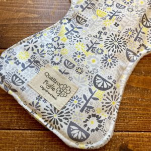 画像2: 夜用布ナプキン30cm 多い日も安心の防水仕様 北欧ハッピーフラワー 【ハンドメイド】イエロー、グレー (2)