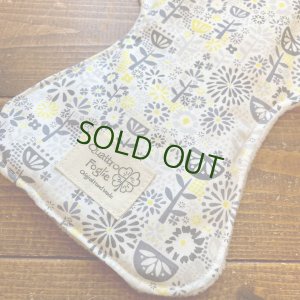 画像2: 夜用布ナプキン30cm 多い日も安心の防水仕様 北欧ハッピーフラワー 【ハンドメイド】イエロー、グレー (2)