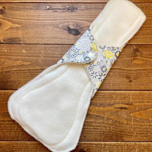 画像3: 夜用布ナプキン30cm 多い日も安心の防水仕様 北欧ハッピーフラワー 【ハンドメイド】イエロー、グレー (3)