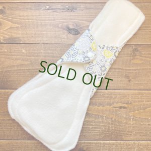 画像3: 夜用布ナプキン30cm 多い日も安心の防水仕様 北欧ハッピーフラワー 【ハンドメイド】イエロー、グレー (3)