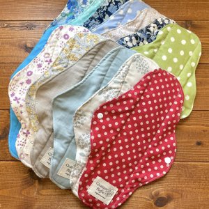 画像2: 布ナプキンお楽しみ3枚セット｜レギュラーMサイズ（防水・昼/多い日用）柄は店長おまかせ♪繰り返し使えてお肌に優しいハンドメイド【クリックポスト送料無料】 (2)