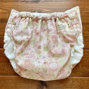 画像1: 【大きいトレパン XL:90-110】 リバティ風フラワー（ピンク系） パンツ型おむつカバー（防水）立ったまま交換出来る♪女の子,花柄 (1)