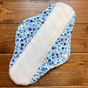画像3: 【5枚以上まとめ買いで送料無料】 手作り布ナプキン「北欧ボタンフラワー（ブルー）」 ｜防水・昼・多い日用【レギュラーMサイズ】 繰り返し使えてお肌に優しいハンドメイド,青 (3)