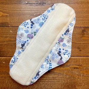 画像2: 【5枚以上まとめ買いで送料無料】 手作り布ナプキン「あじさい小径」 ｜防水・昼・多い日用【レギュラーMサイズ】 繰り返し使えてお肌に優しいハンドメイド,アニマル,フラワー,花柄 (2)