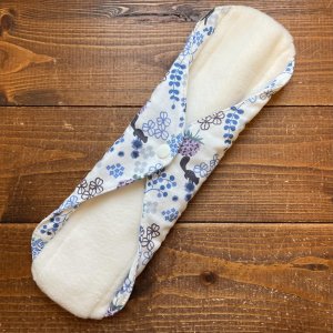 画像4: 【5枚以上まとめ買いで送料無料】 手作り布ナプキン「あじさい小径」 ｜防水・昼・多い日用【レギュラーMサイズ】 繰り返し使えてお肌に優しいハンドメイド,アニマル,フラワー,花柄 (4)