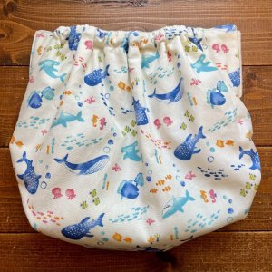 画像3: 【大きいトレパン XL:90-110】 海の仲間たち（ホワイト白） パンツ型おむつカバー（防水）立ったまま交換出来る♪ストライプ /魚,ジンベエザメ,クジラ (3)