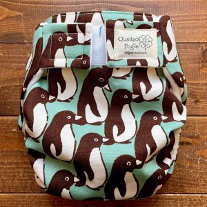 画像1: チョコミントペンギン 【よつばのおむつ/日本製/ハンドメイド】 布おむつカバー （透湿性防水布使用）北欧 ,グリーン,茶,アニマル (1)