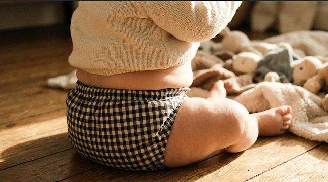 「布おむつ、座らせるとお腹がきつそう…？」の謎！紙おむつとの違いと体幹のステキな関係