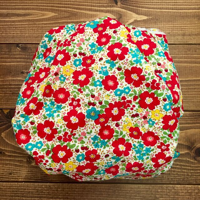 よつばのおむつ 日本製ハンドメイド 布おむつカバー 透湿性防水布使用 リバティ風の花柄 レッド系